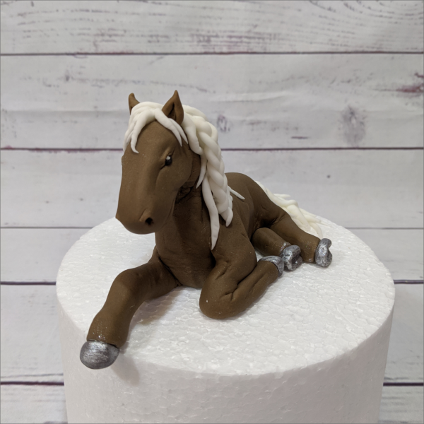 realistisches Pferd Tortenfigur Pferd-liegend-2-modellierte-Figuren-Fondant-Ilmenau-Torten-Kindergeburtstag-Tortendekor-Zuckerfigur-essbare-Figur-Torten-Tuning-Suhl-Meiningen-Coburg-Hildburghausen
