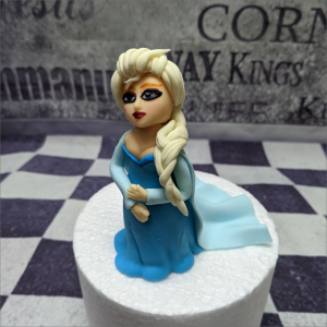 Eiskönigin Elsa Frozen Torten-Tuning-Essbare-Figuren-aus-Fondant-Eisk-nigin-Elsa_Schleusingen_Erlau