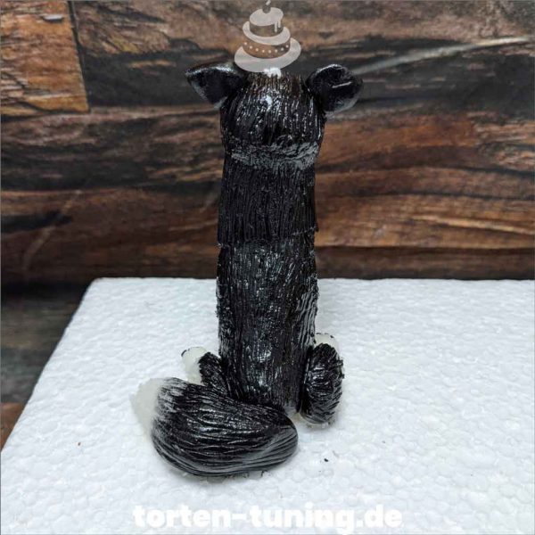 Schwarzer Hund Tortendekoration online bestellen Fondantfiguren modellierte essbare Figuren aus Fondant Backzubehör Tortenfiguren Tortenfigur individuelle Tortendeko.jp.jpg